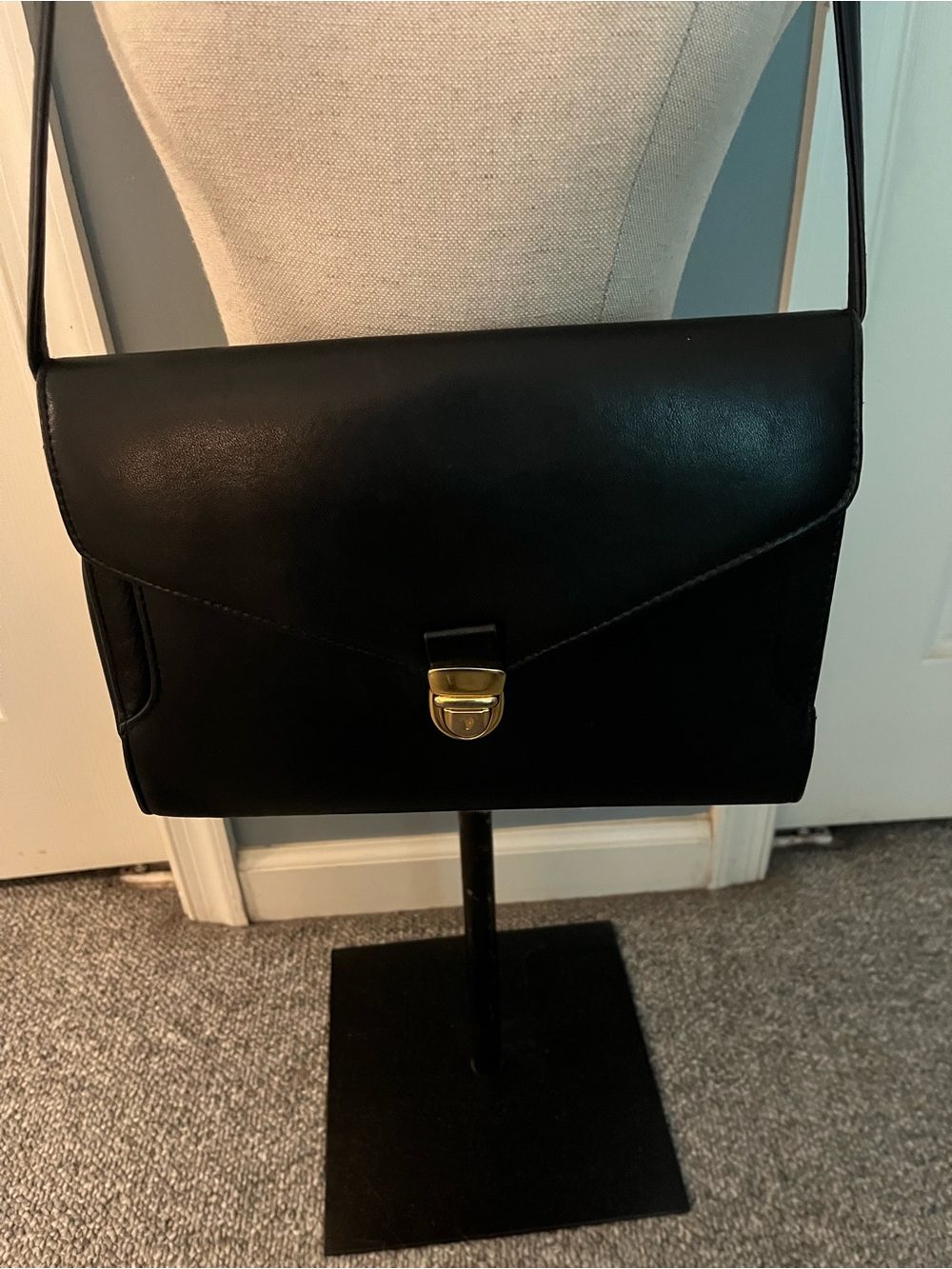 Elegant Black Leather Crossbody with Gold-Tone Clasp